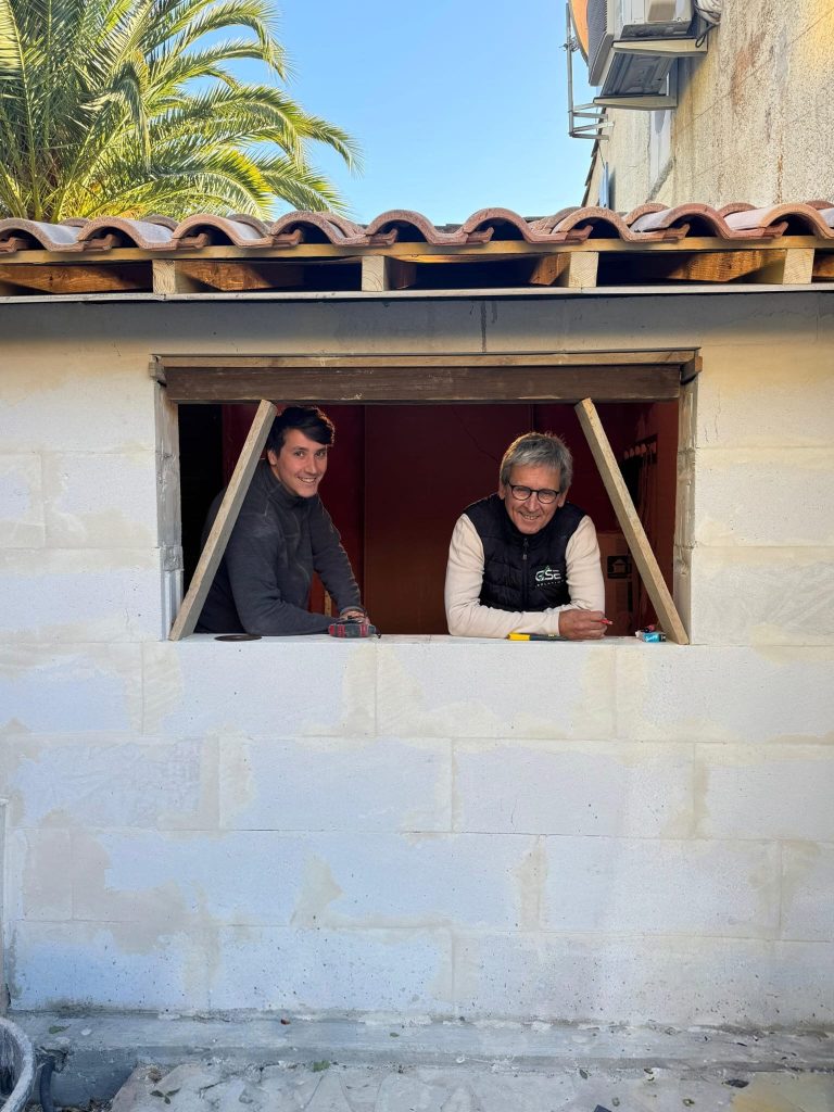 L'équipe familiale Dol Multiservices souriante lors de la création d'une extension en parpaings avec ouverture sur mesure dans les Alpes-Maritimes.