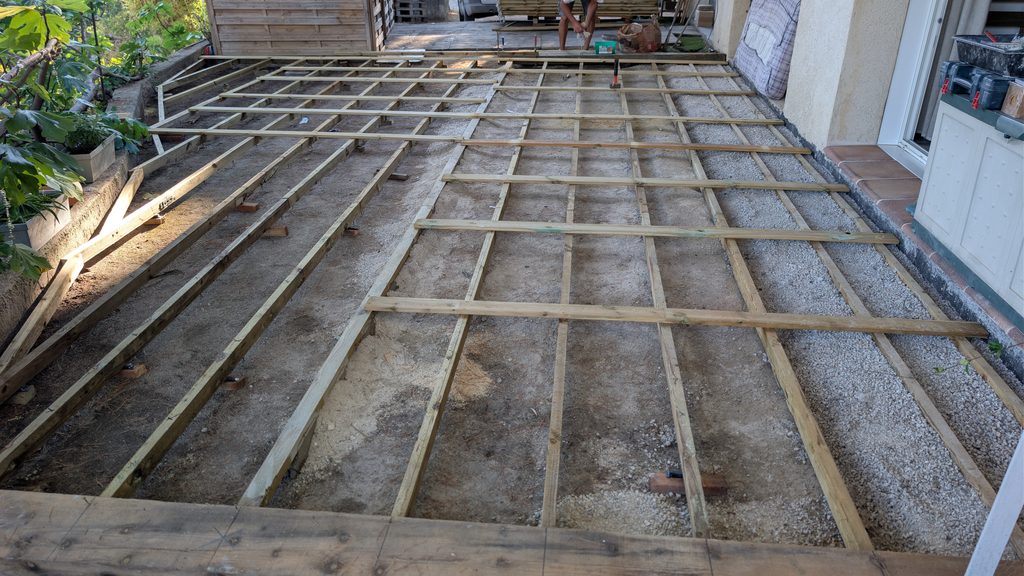 Ossature en bois et pose des lambourdes pour la création d'une terrasse extérieure sur mesure à Mougins
