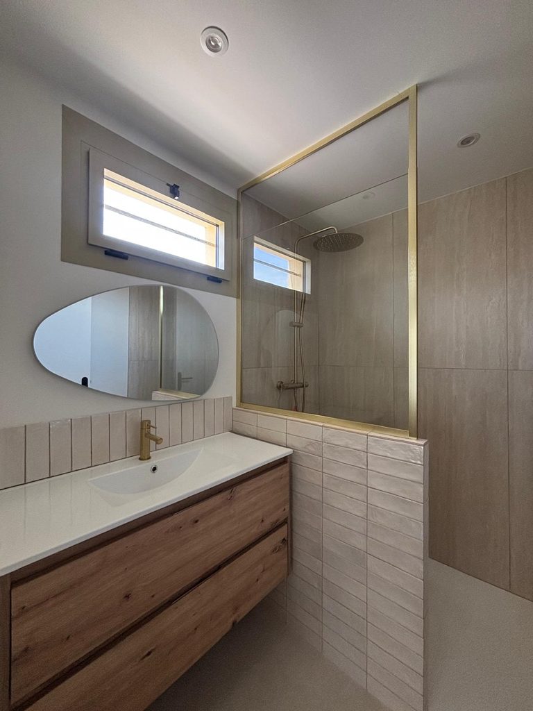 Salle de bain moderne avec nouvelle douche installée par notre artisan plombier.