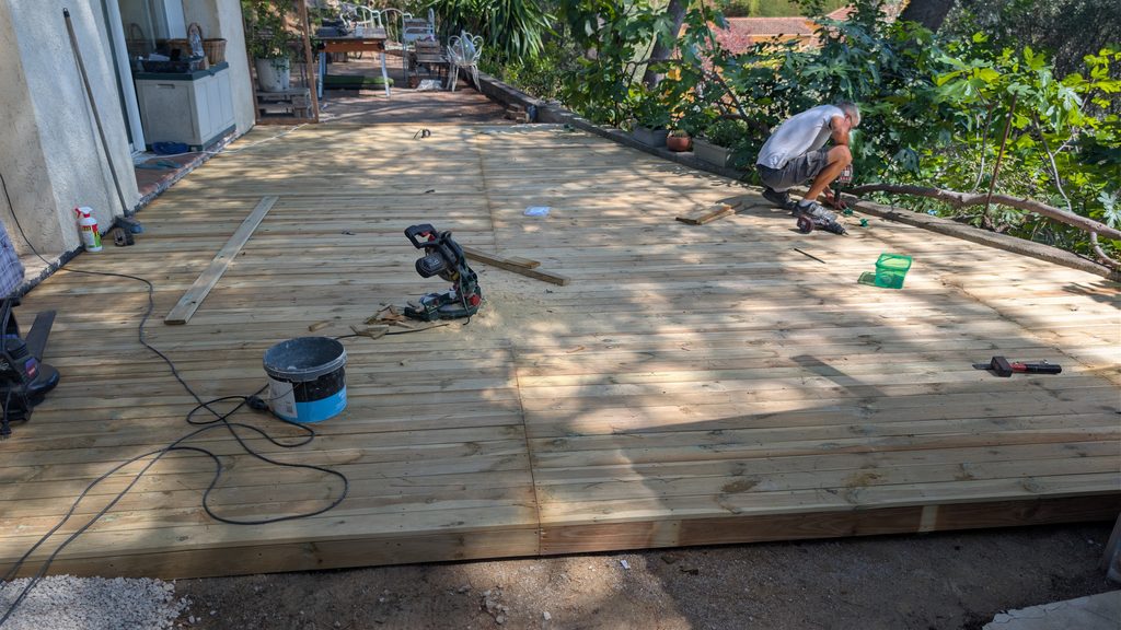 Résultat final après la pose des lames en bois de la nouvelle terrasse aménagée par Dol Multiservices.