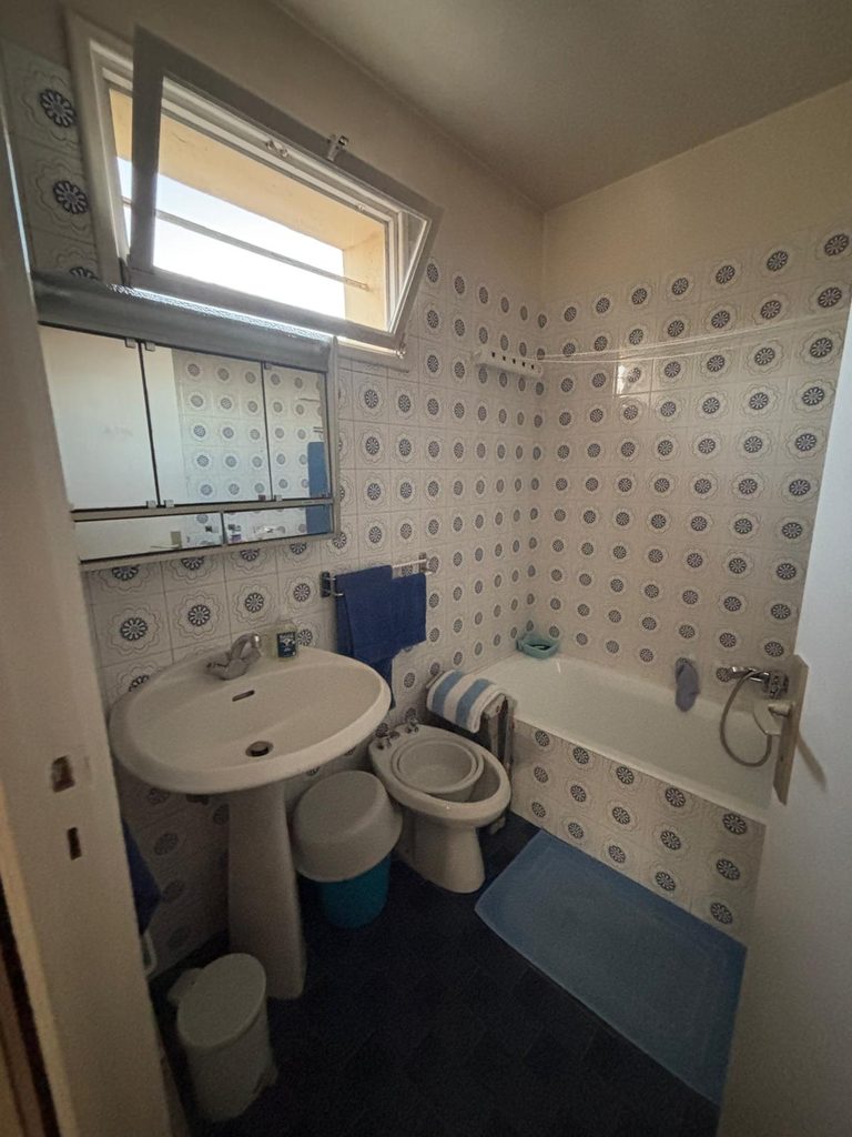 État d'origine d'une salle de bain vieillissante avant travaux de plomberie.